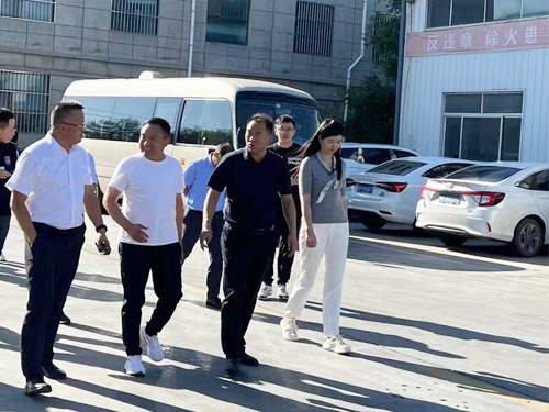 	 寧夏環(huán)保局領(lǐng)導(dǎo)來(lái)程卓環(huán)保驗(yàn)收催化燃燒設(shè)備